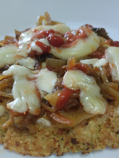 Una foto de Torticas de coliflor a la pizza🍕de cebolla caramelizada🧅, queso crema🧀, tomate🍅