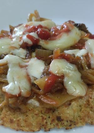 Una foto de Torticas de coliflor a la pizza🍕de cebolla caramelizada🧅, queso crema🧀, tomate🍅