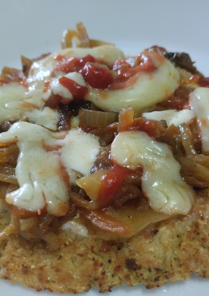 Una foto de Torticas de coliflor a la pizza🍕de cebolla caramelizada🧅, queso crema🧀, tomate🍅