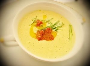 Una foto de Crema de calçots con aire de romesco