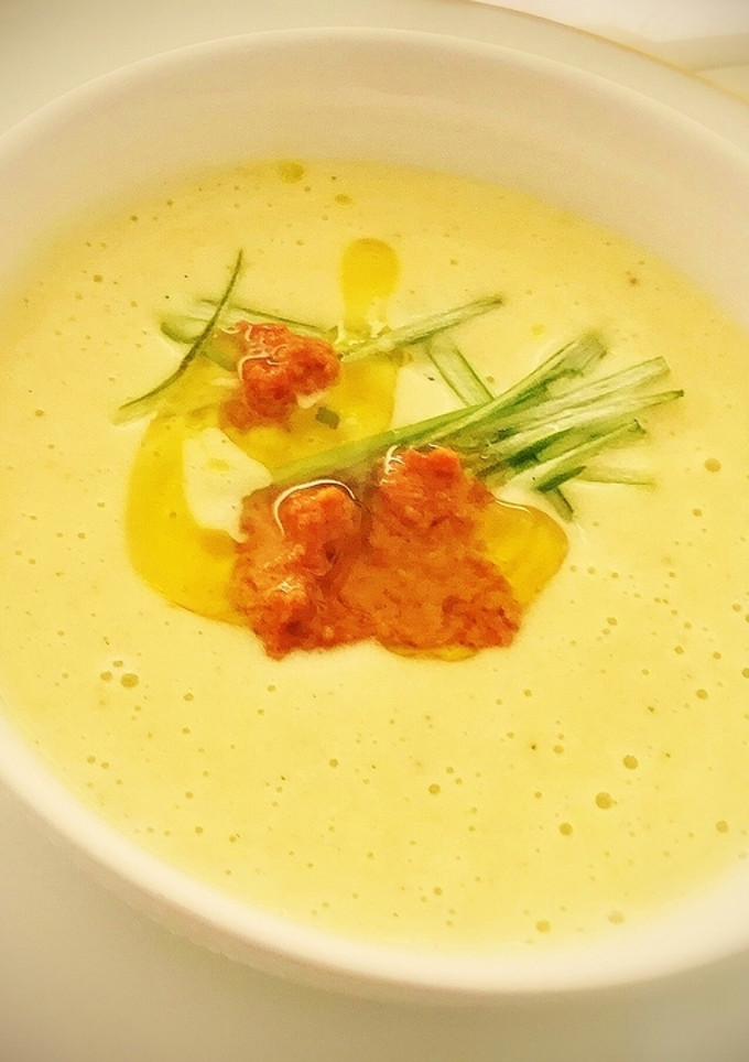 Una foto de Crema de calçots con aire de romesco