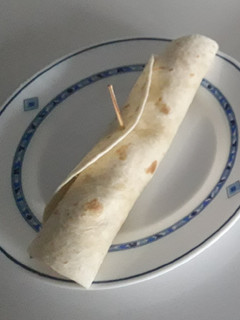 Una foto de Burrito de pollo y calabacín con hierbas provenzales
