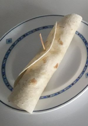 Una foto de Burrito de pollo y calabacín con hierbas provenzales