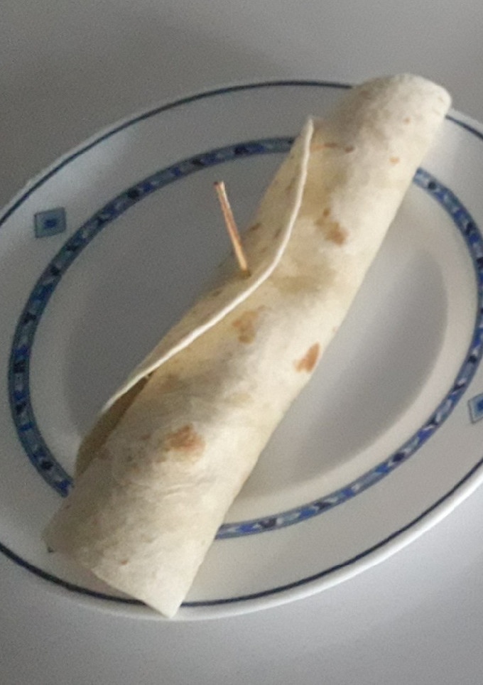 Una foto de Burrito de pollo y calabacín con hierbas provenzales