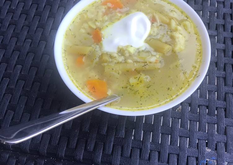 Zupa jarzynowa z kluseczkami lanymi i kleksem z jogurtu główne zdjęcie przepisu