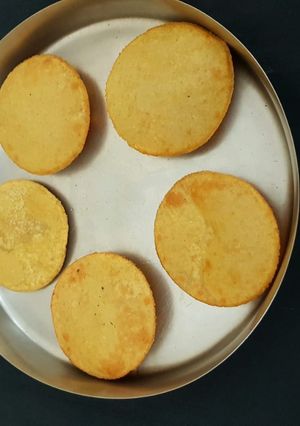 कळण्याची पुरी (kalnyachi puri recipe in marathi) रेसिपी चे मुख्य फोटो 