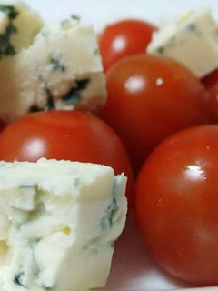 Una foto de Ensalada de tomatitos cherry con queso roquefort