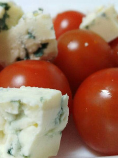 Una foto de Ensalada de tomatitos cherry con queso roquefort