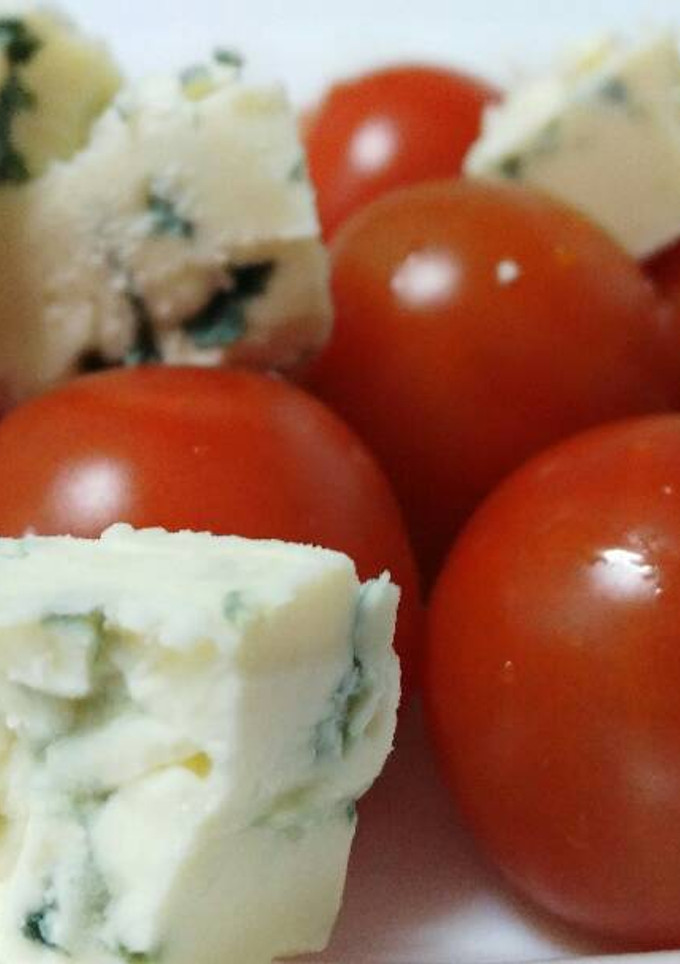 Una foto de Ensalada de tomatitos cherry con queso roquefort