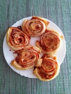 Pizzás csiga, leveles tésztából recept fotója