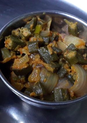 प्याज़ की भिंडी (pyaz ki bhindi recipe in Hindi) रेसिपी मुख्य फोटो