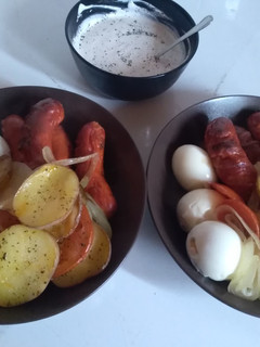 Hamis rakott krumpli fűszeres fokhagymás tejfölös öntettel recept fotója