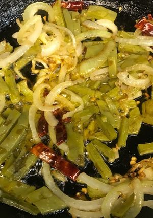 Una foto de Nopales encebollados
