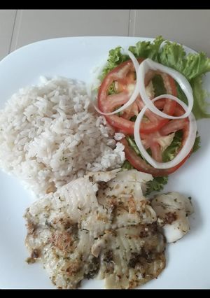 Una foto de Filete de tilapia al ajillo