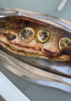 Une photo de Saumon entier au pesto, romarin et citron vert
