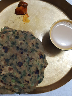 પાલક પરાઠા (Palak Paratha Recipe In Gujarati) રેસીપી મુખ્ય ફોટો