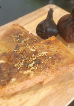 รูปของ Vegan Garlic& Black Garlic Bread ขนมปังกระเทียมสด & ดำ เนียมหูเส