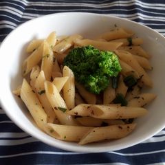 A picture of Garlic butter Penne Pasta with Broccoli.