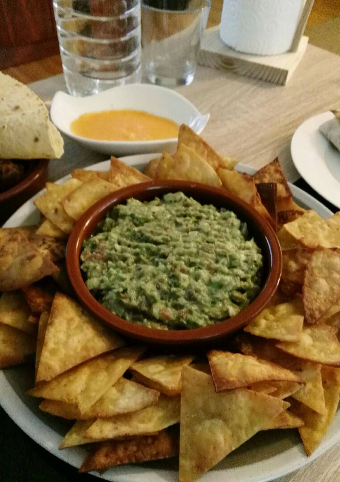 Una foto de Guacamole y totopos caseros