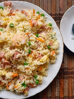Una foto de Arroz tres delicias con wasabi y salsa de soja.