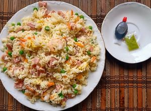 Foto principal de Arroz tres delicias con wasabi y salsa de soja.