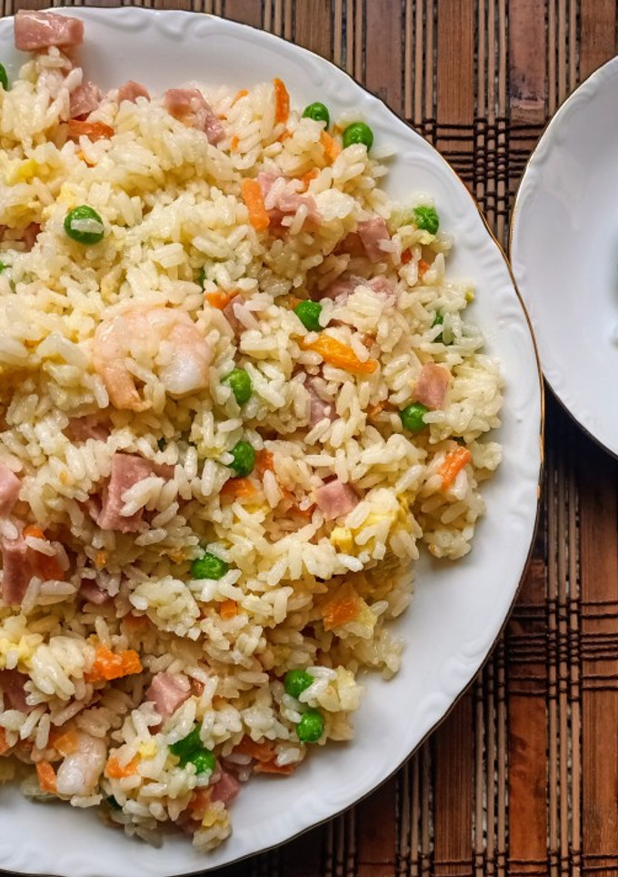 Una foto de Arroz tres delicias con wasabi y salsa de soja.