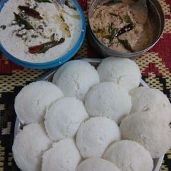 A picture of Idli with coconut and peanut chutney.