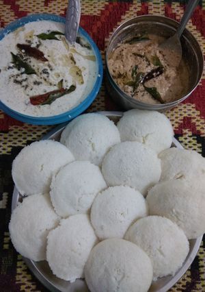 A picture of Idli with coconut and peanut chutney.