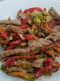 Una foto de Wok de ternera y verduras