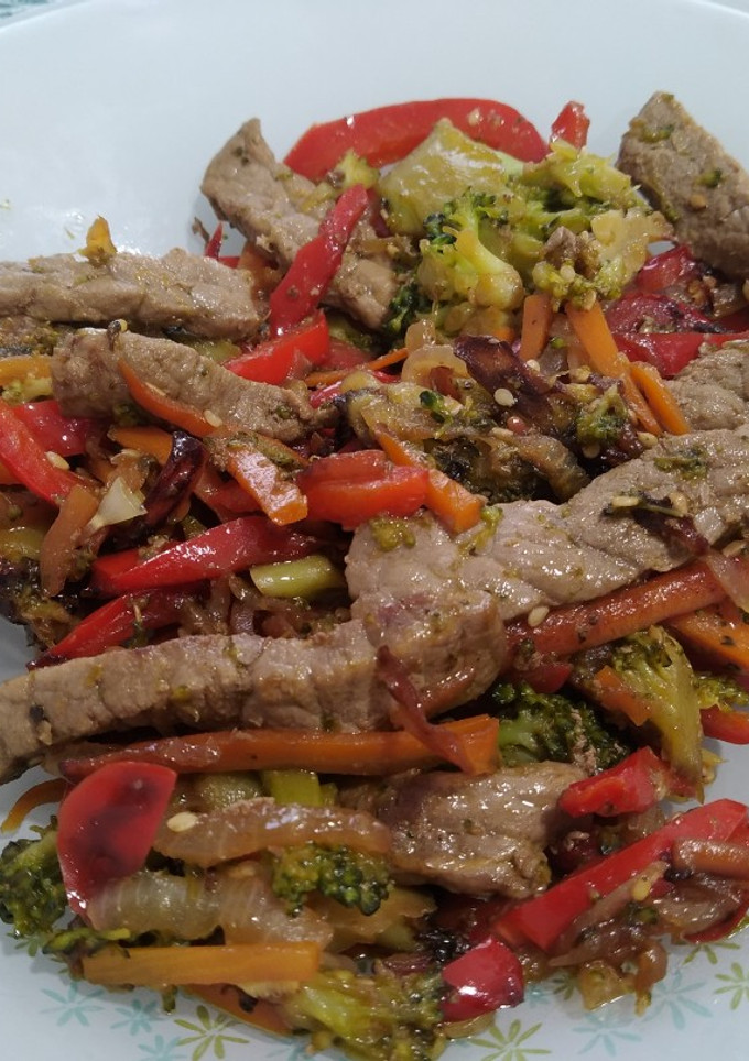 Una foto de Wok de ternera y verduras