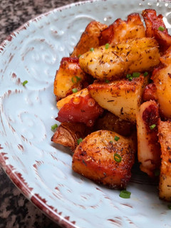 Una foto de Pulpo salteado con patatas especiadas