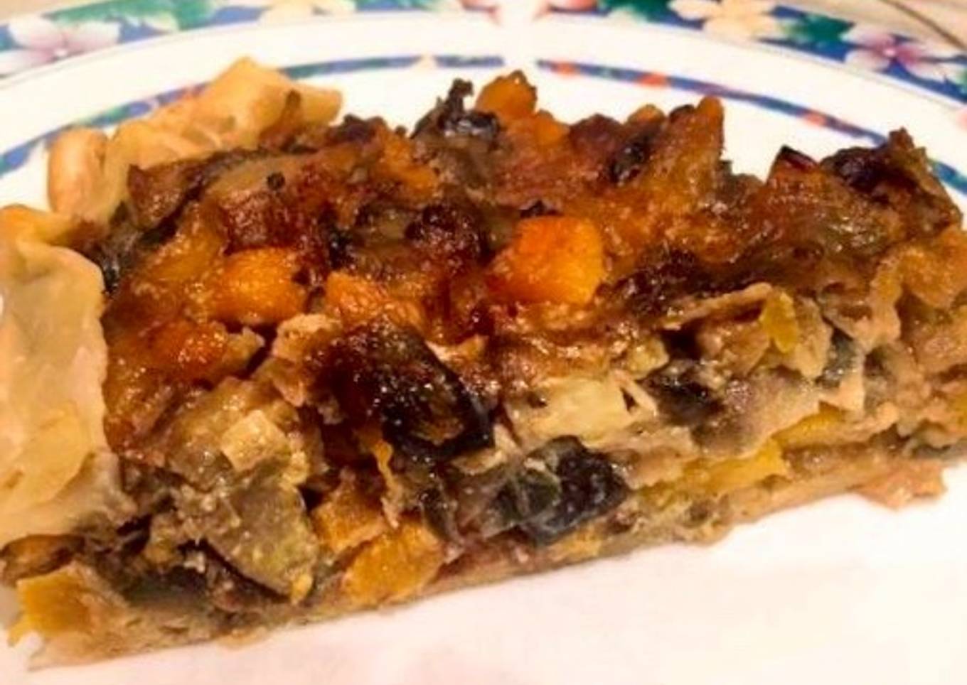 Tarta de berenjena y calabaza cortada en trozos, rústica