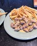 Mollejas a la crema de verdeo y puerro con papas fritas