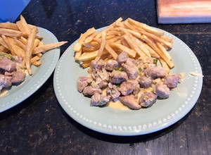 Una foto de Mollejas a la crema de verdeo y puerro con papas fritas
