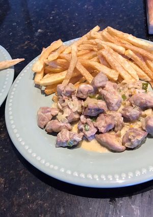Una foto de Mollejas a la crema de verdeo y puerro con papas fritas