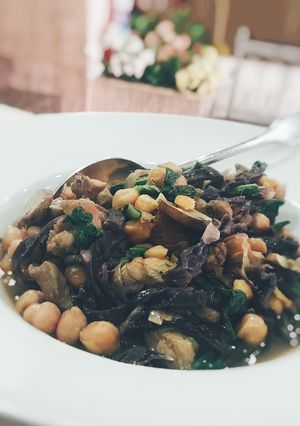 Una foto de Garbanzos con verdura y pavo