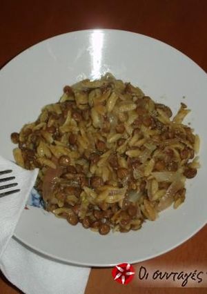 A picture of Moutzentra (lentils with rice).