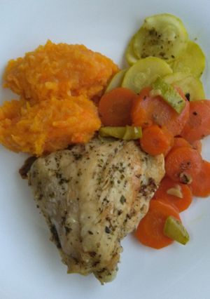 Una foto de Pollo al orégano con guarnición de vegetales