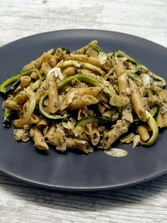 Una foto de Ensalada de pasta, calabacín y almendras