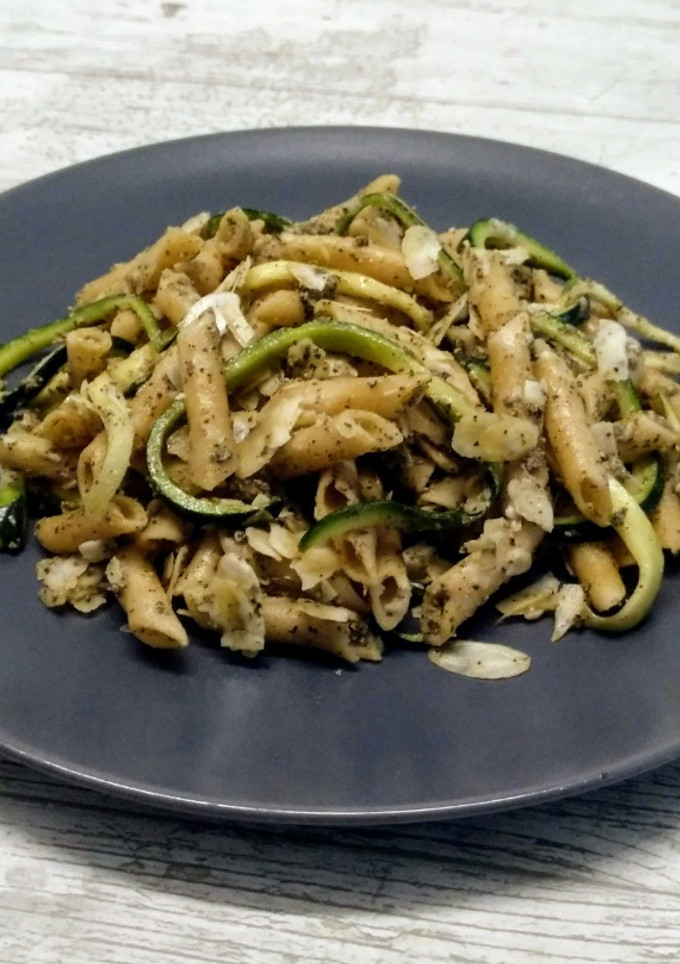 Una foto de Ensalada de pasta, calabacín y almendras