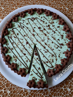 Foto di Crostata con frolla al cacao e panna cotta alla menta