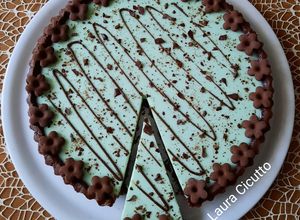 Foto di Crostata con frolla al cacao e panna cotta alla menta