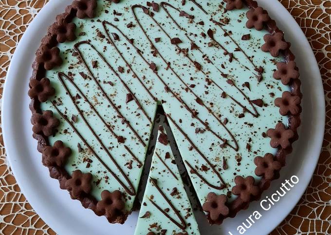 Crostata con frolla al cacao e panna cotta alla menta