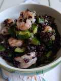 Insalata di riso nero integrale con zucchine trifolate e mazzancolle