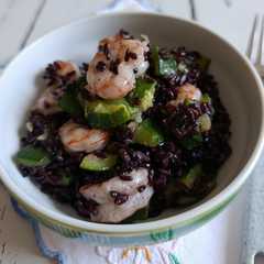 Foto di Insalata di riso nero integrale con zucchine trifolate e mazzancolle