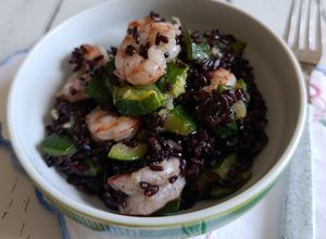 Foto di Insalata di riso nero integrale con zucchine trifolate e mazzancolle