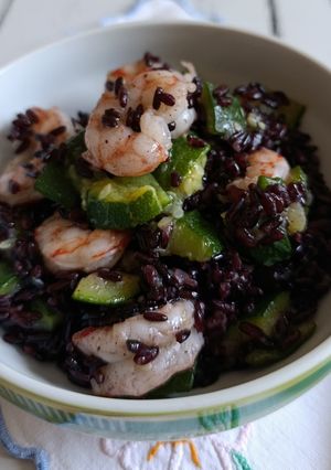 Foto di Insalata di riso nero integrale con zucchine trifolate e mazzancolle