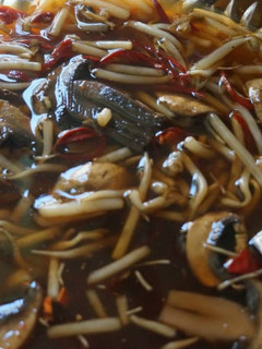 Una foto de Germinado con hongos y chiles secos