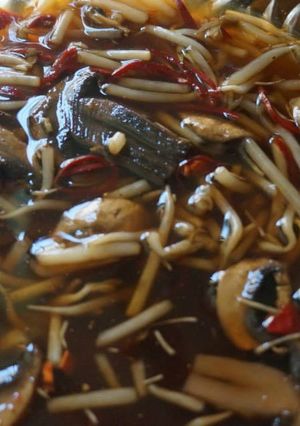 Una foto de Germinado con hongos y chiles secos