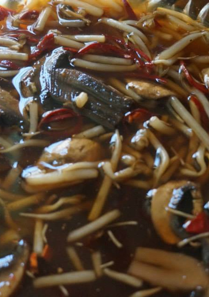 Una foto de Germinado con hongos y chiles secos